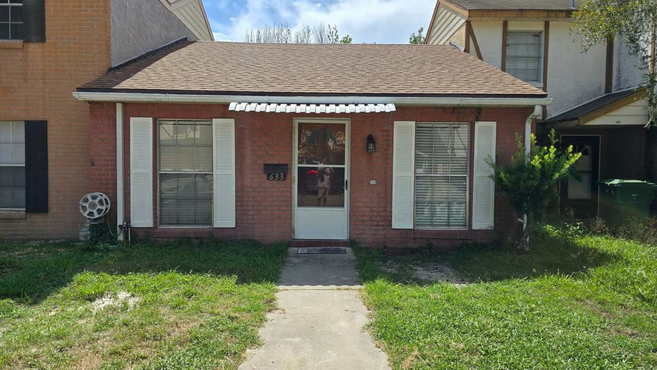 2 Bed, 1.5 Bath private backyard