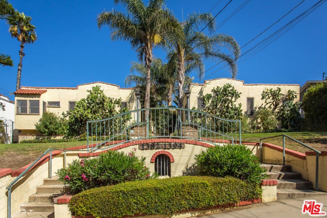 1388 1/2 Edgecliffe Dr unit: 1/2