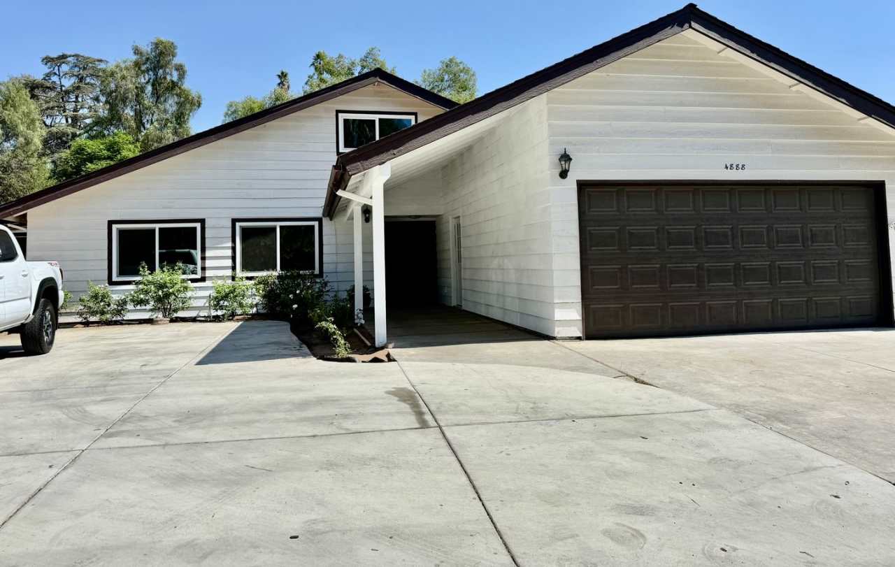 Large Single Story Home w/Loft