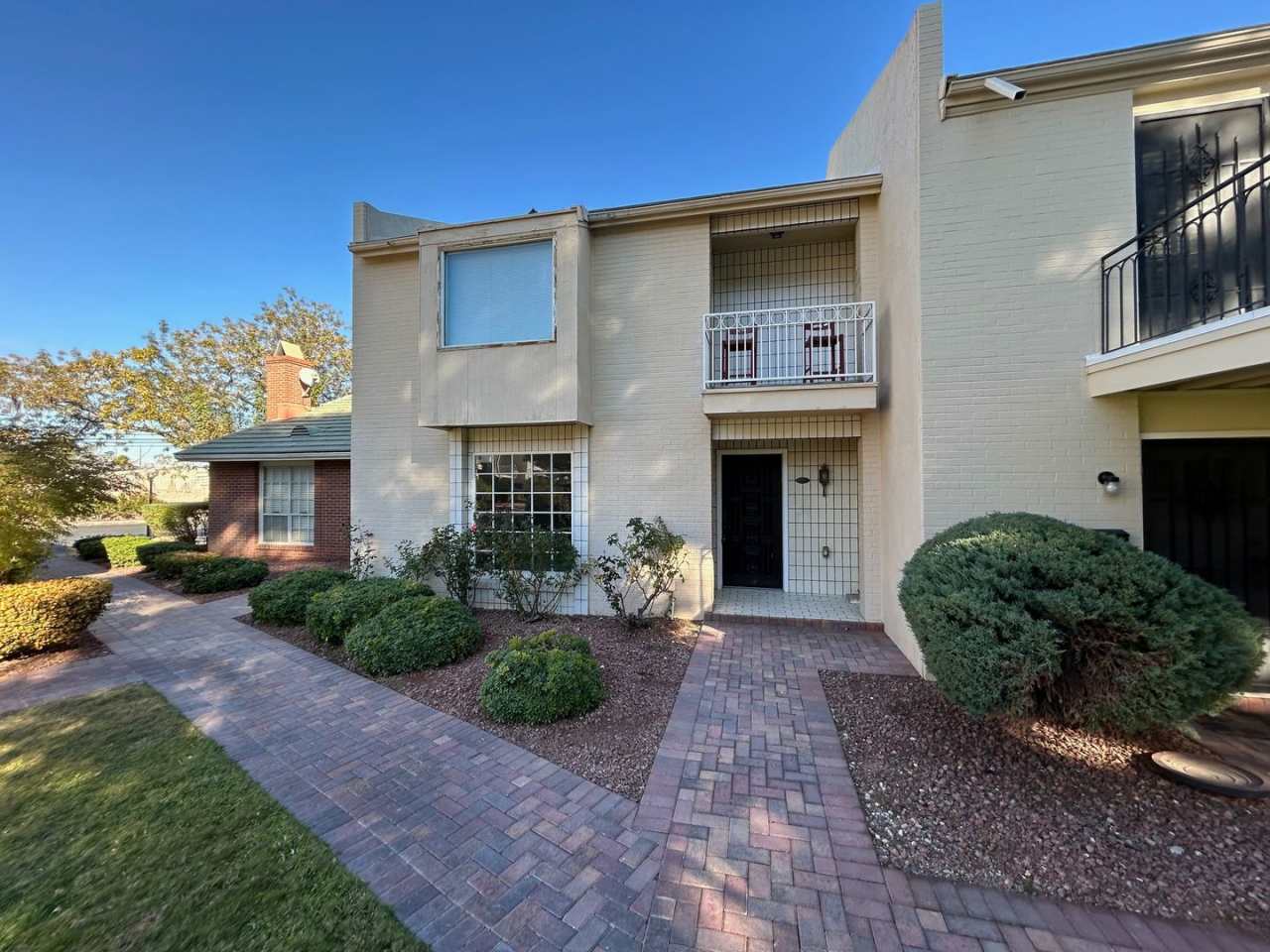 SPACIOUS 2 BEDROOM TOWNHOME IN LAS VEGAS COUNTRY CLUB