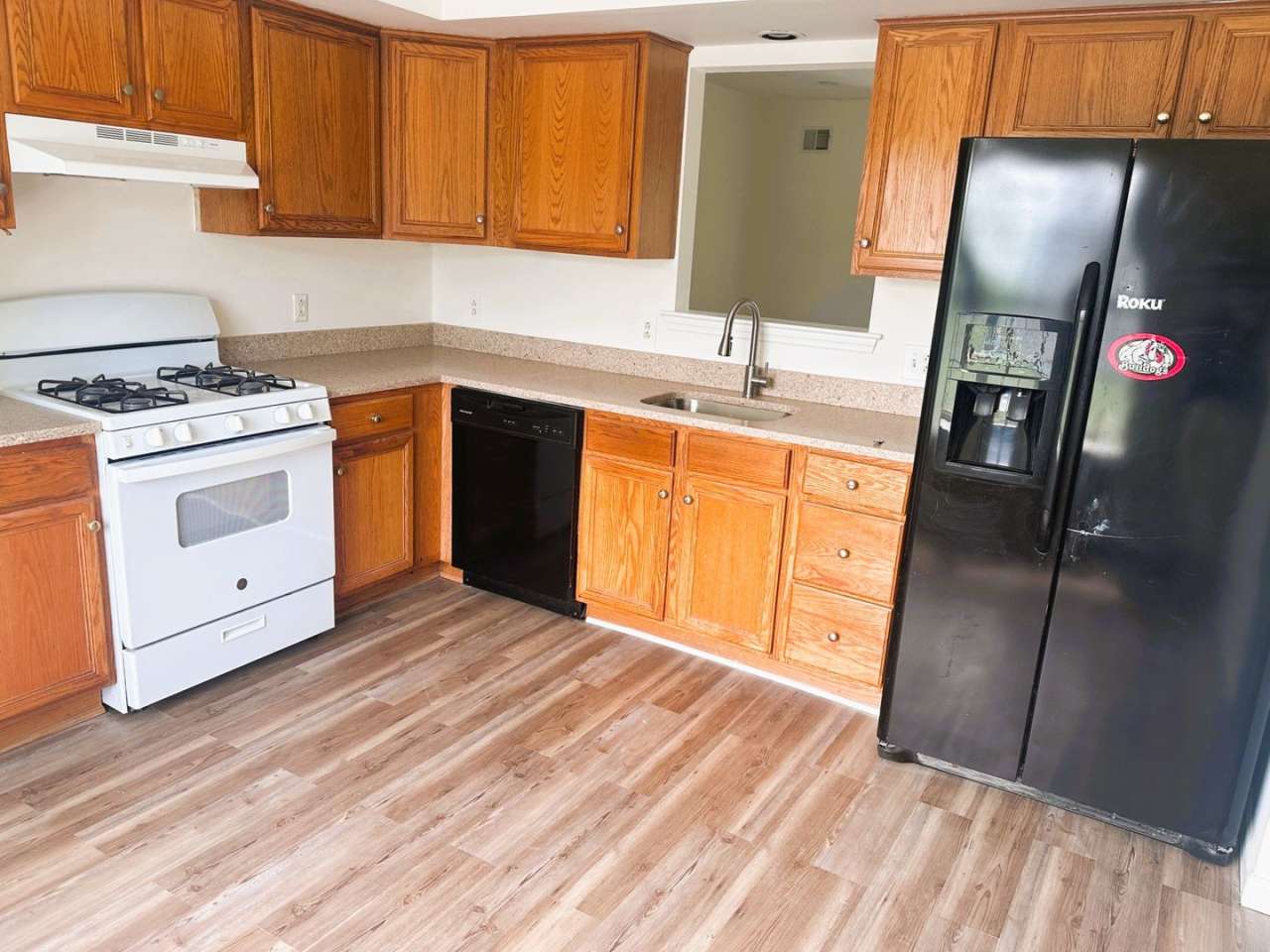 Spacious Townhouse 3BED/ 2.5 BATH