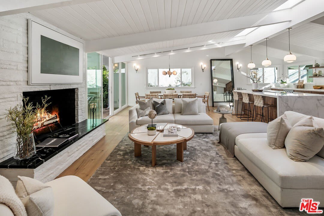 218 N Bundy Dr