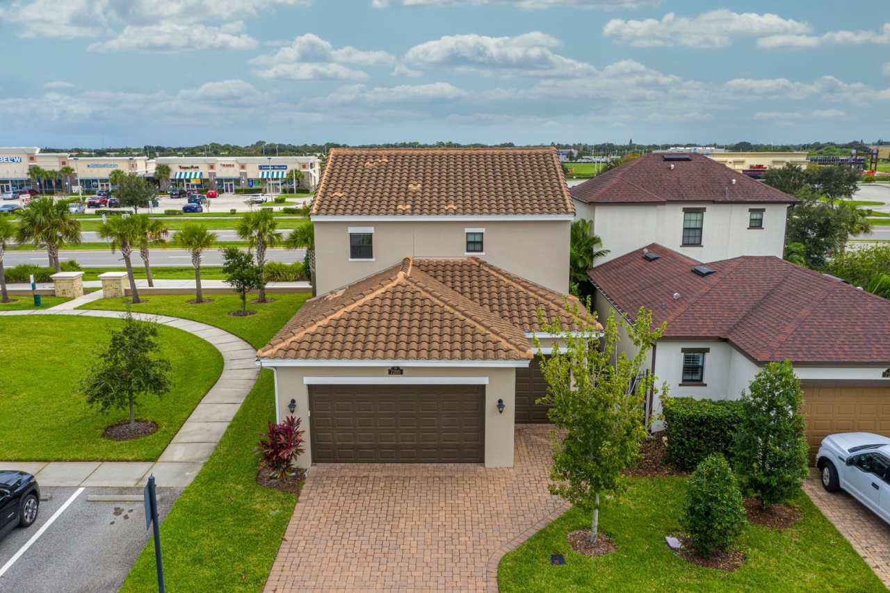 3 BIG BEDROOMS, 3 FULL BATH MODERN HOME FOR RENT IN ARRIVAS VILLAGE!