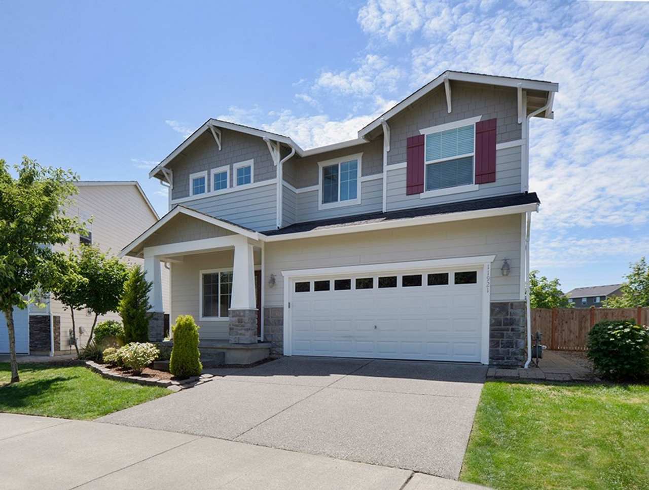 Available Now! Beautiful 4 Bedroom plus Bonus 2.5 Bath Kent East Hill