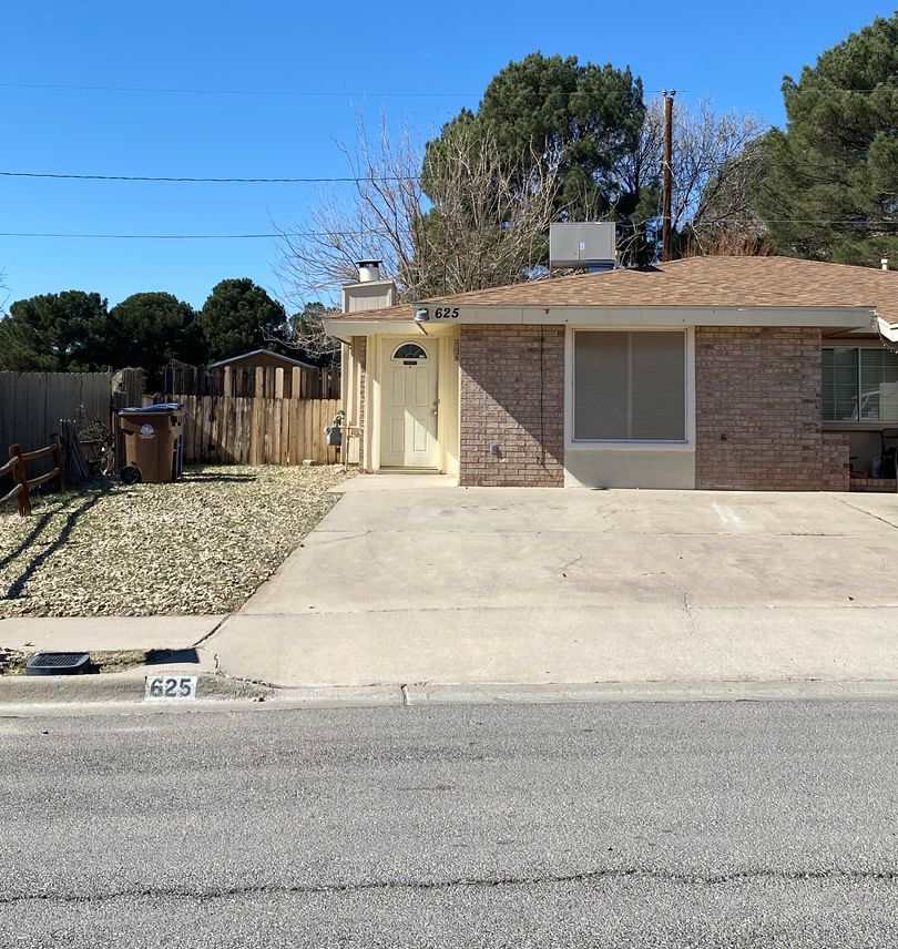 Cute 2 bedroom, 2 bath duplex, spacious backyard.