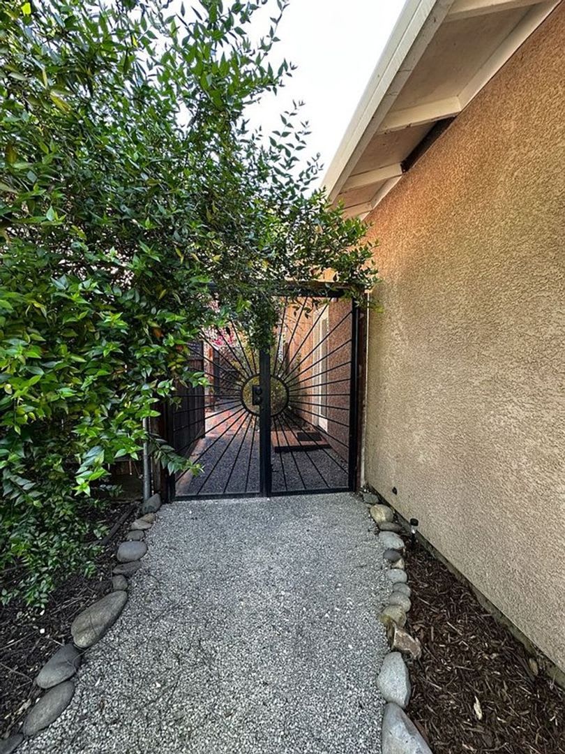 STUDIO AVAILABLE NOW - UTILITIES INCLUDED
