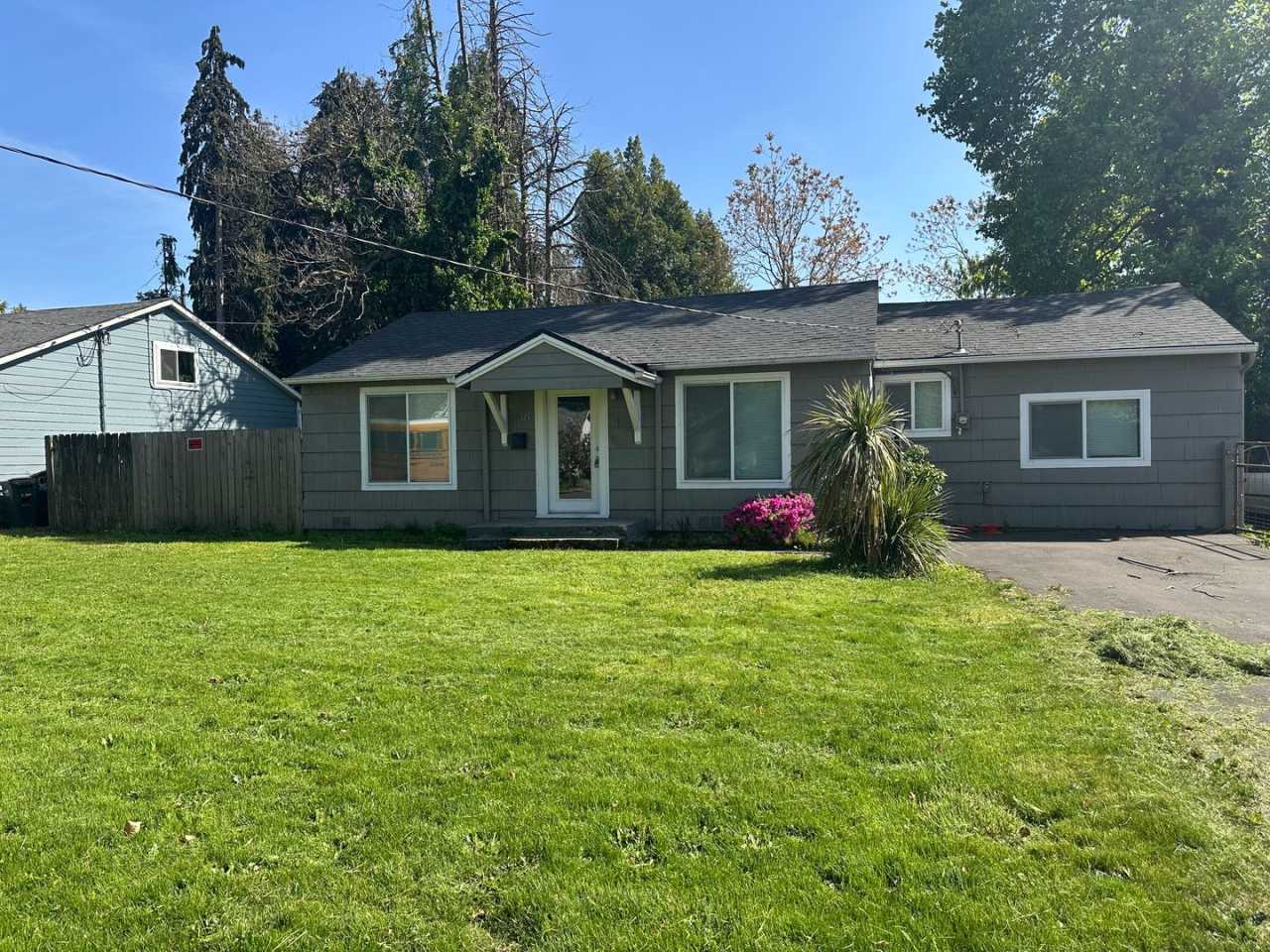 3 bedroom 1 bathroom house in Springfield!