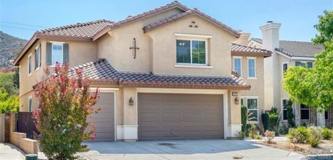 Traditional luxury 2 Story Home situated in the community of Canyon Hills