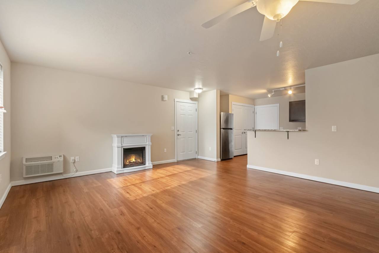 1040 W Rustic Lodge Dr