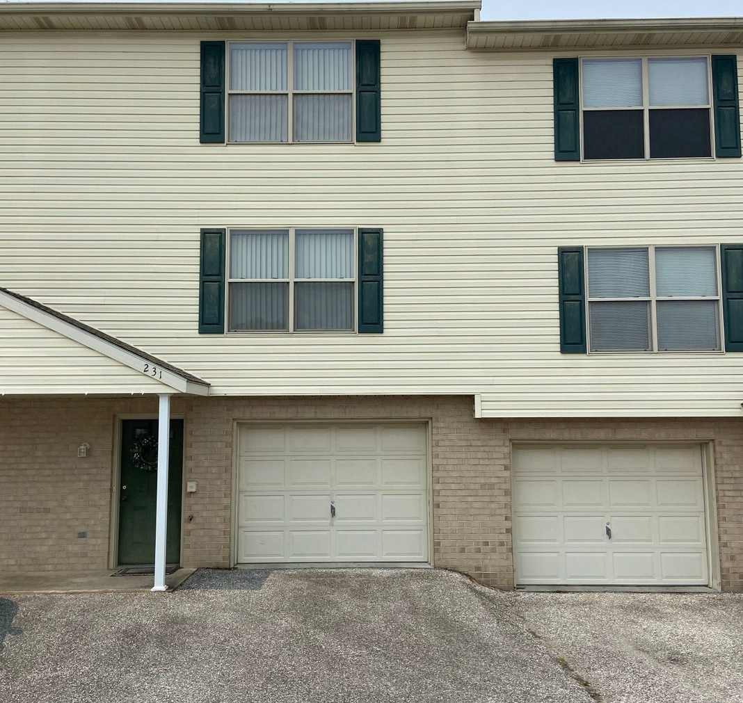 Townhouse with Garage  Private Deck