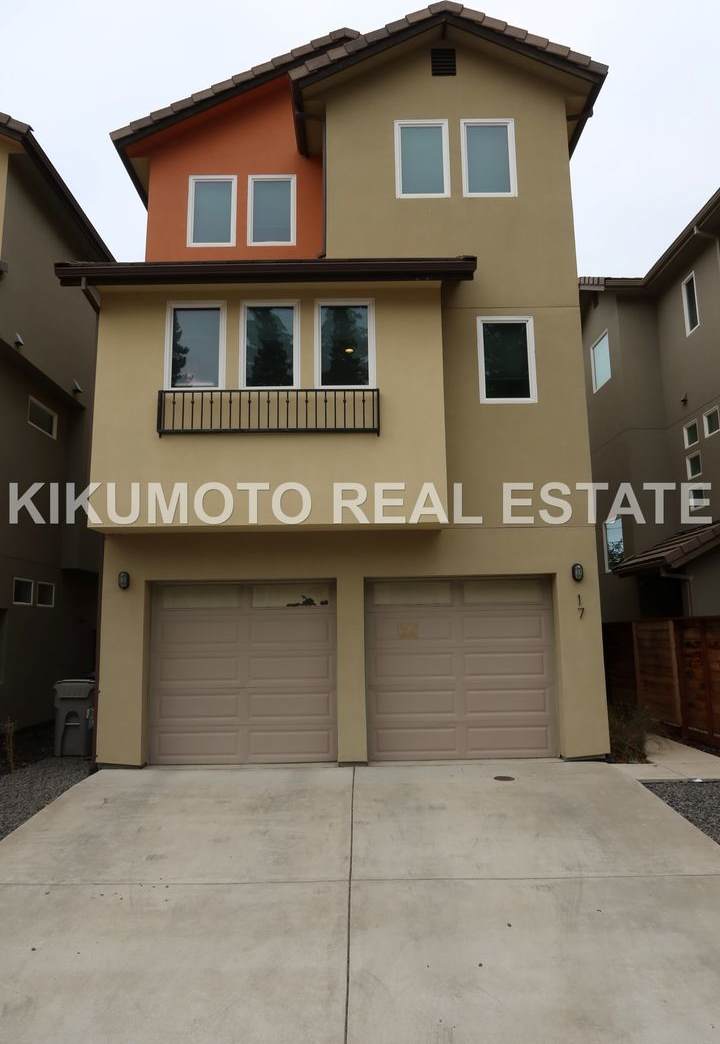 Modern  Elegant Tri-level home in the Riverside Terrance Community