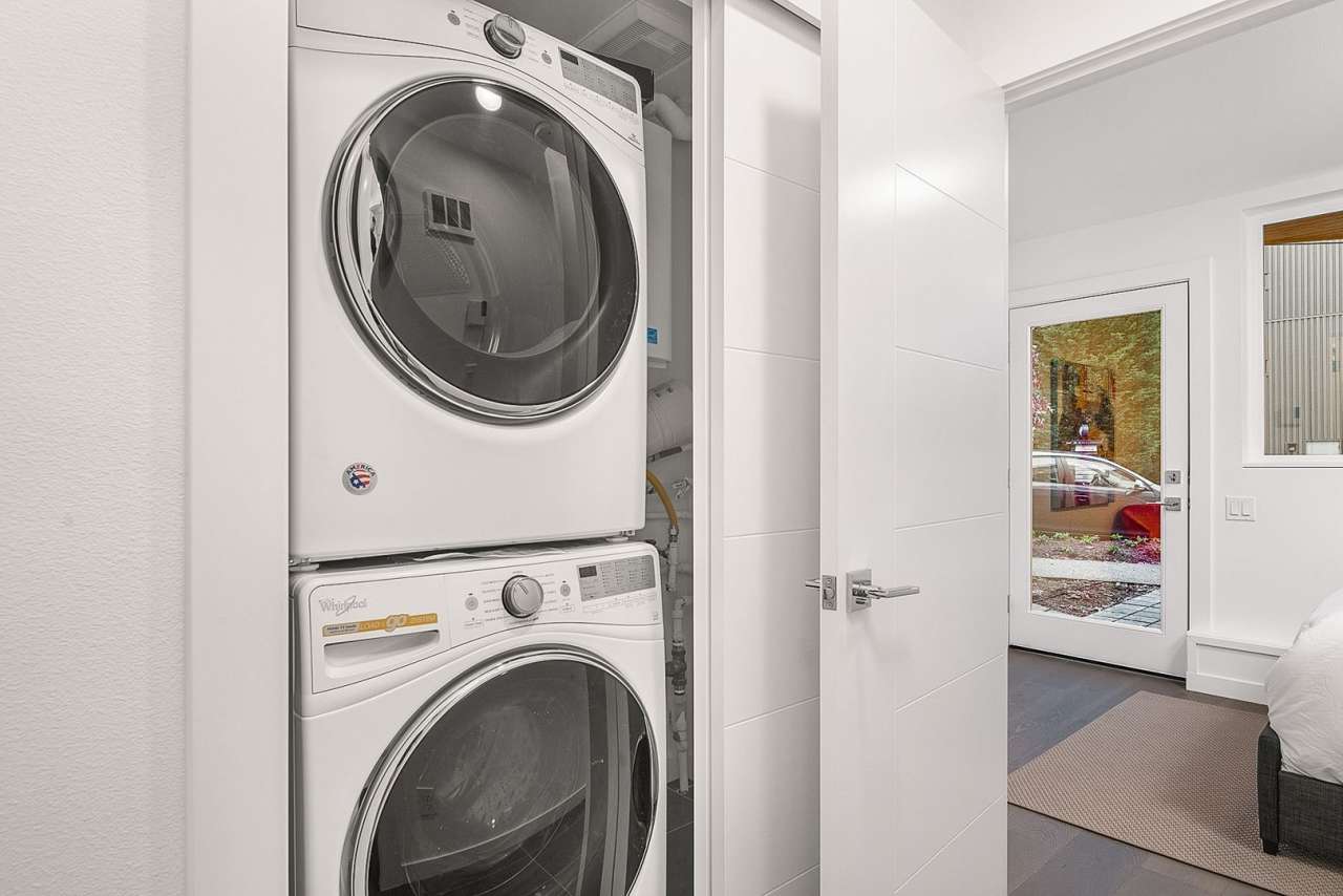 Stylish, Bright and Efficient 2 bed 1.75 Bath Townhome. Walk to U-Village!