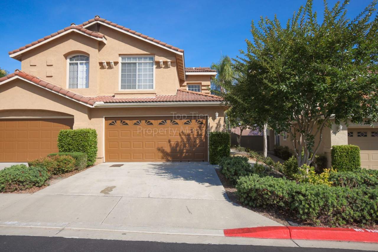 Beautiful 3 bed / 2.5 bath / 1,150 sqft Town Home in walking distance to Vista Village