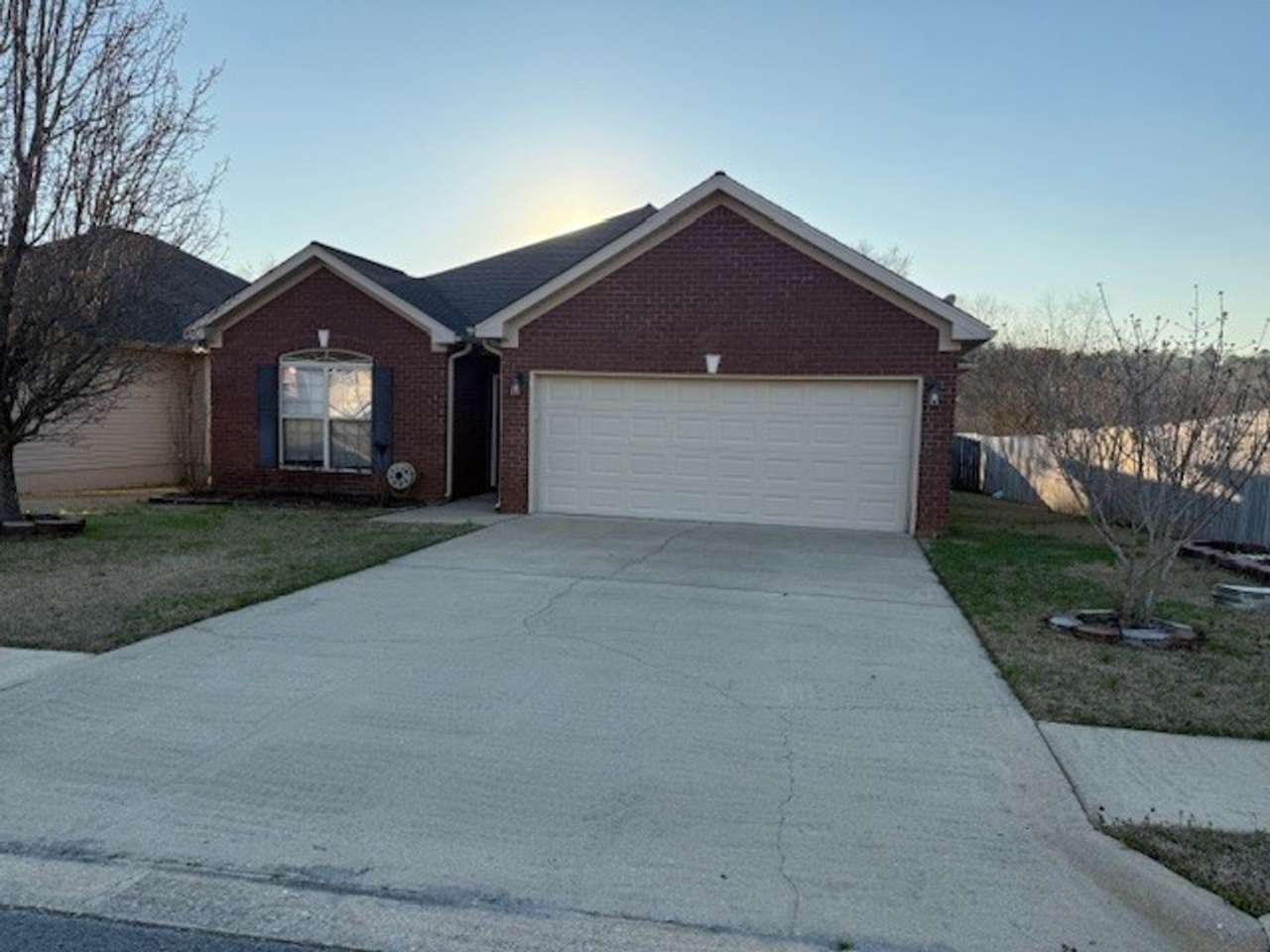 Cozy 3 Bed 2 Bath Available Now!