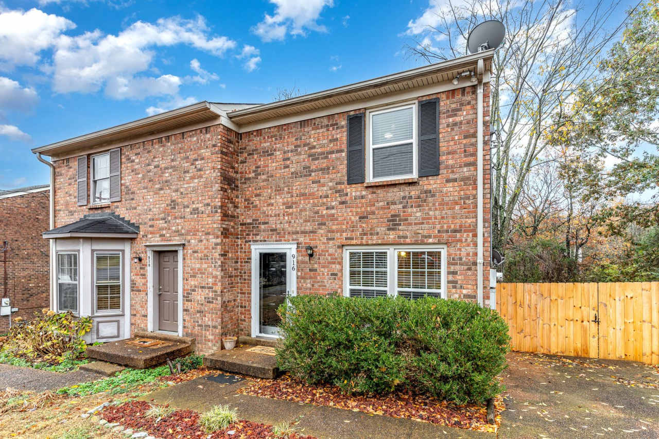 Donelson Freshly Updated 2 Bdrm Townhome Available Now!