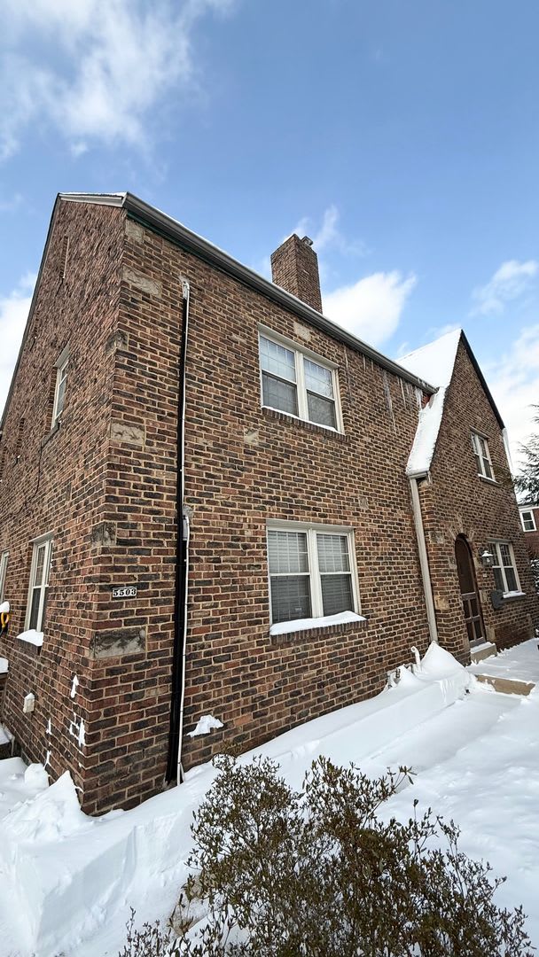 Beautiful 3/4 bedroom + office in Shadyside- Off-Street Parking and Tons of Storage!!
