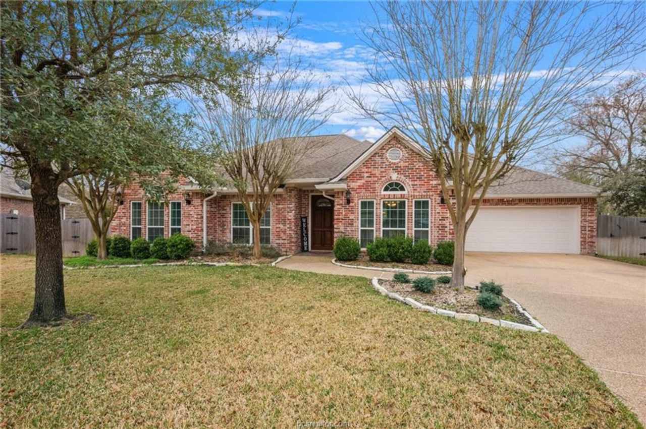 IMMEDIATE MOVE IN! Gorgeous 4 bedroom 3 bathroom home in Castlegate with tons of upgrades!