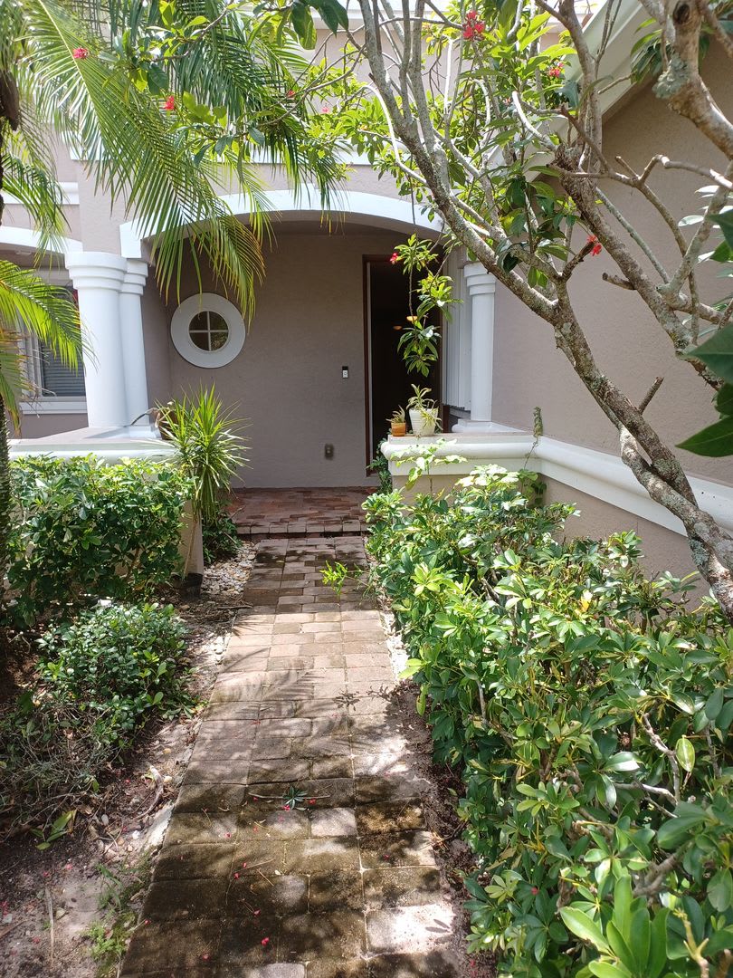 $500 OFF FIRST MONTHS RENT: 3 BR / 2.5 Bath Townhouse with Amenities Galore