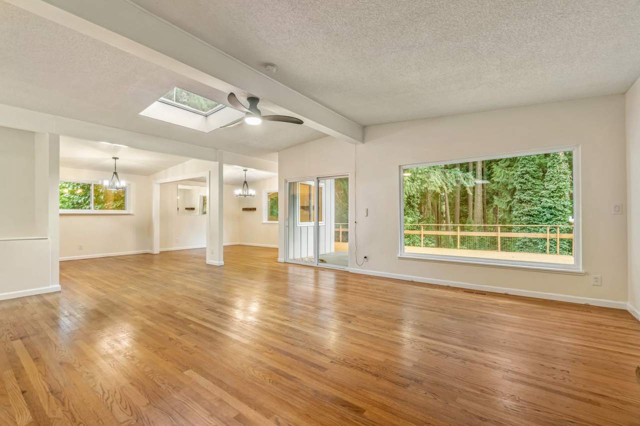 6 Bedroom Home minutes from Saltwater Park in Richmond Beach