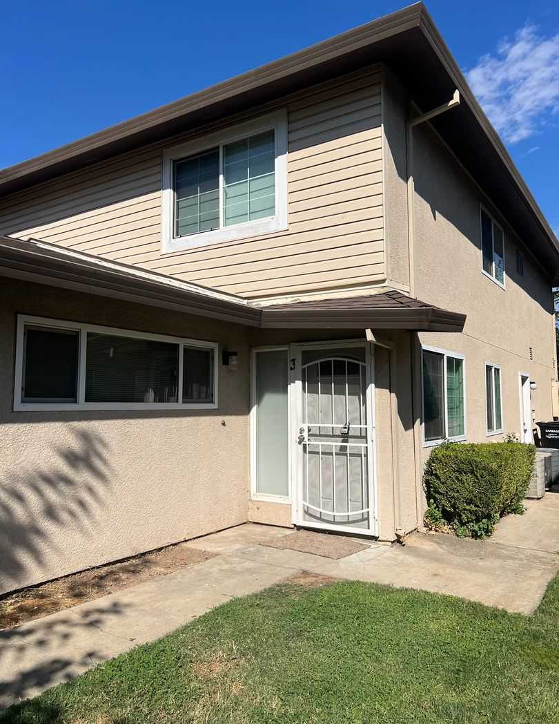 UPDATED 2 BEDROOM CONDO w/ 1 CAR GARAGE!!