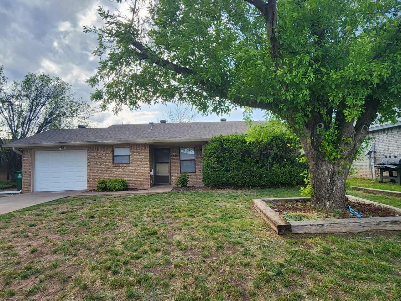 Welcome to your dream home! Beautiful 3 bed/2 bath available NOW!