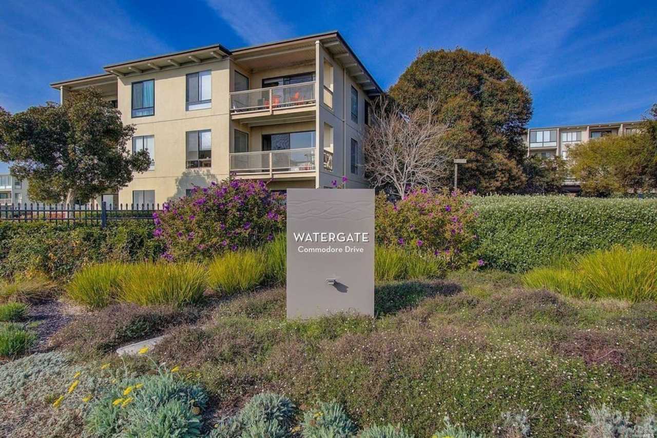 $500 MOVE IN SPECIAL!!! AVAILABLE NOW! Water Front View, One Bedroom Condo Available in Watergate Community/Emeryville!