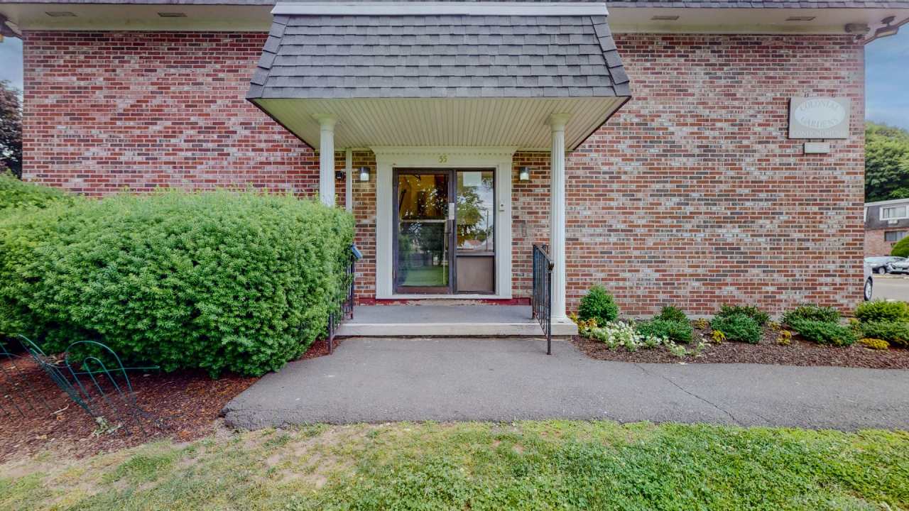 Convenient 1 Bedroom Condo close to train station and shopping area