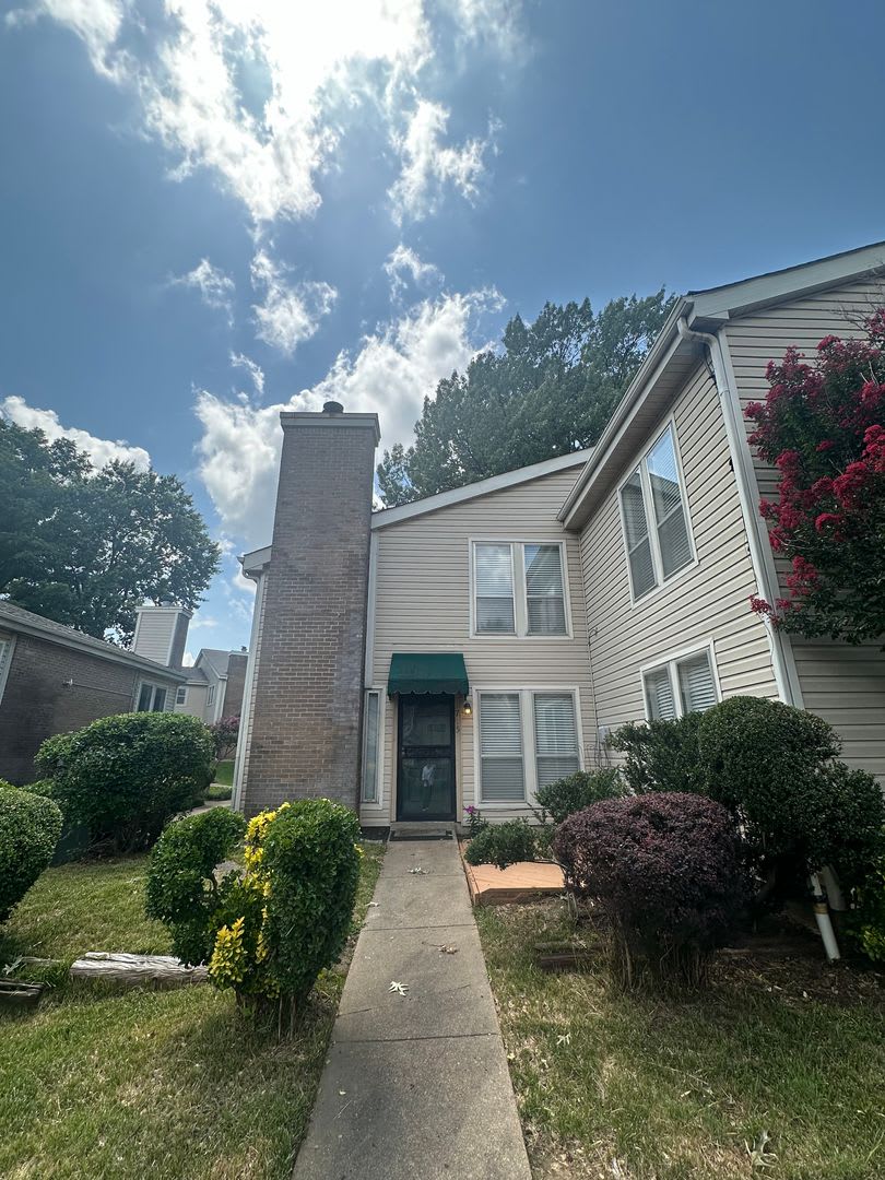 3BD/2BA Townhouse located in Whispering Oaks!