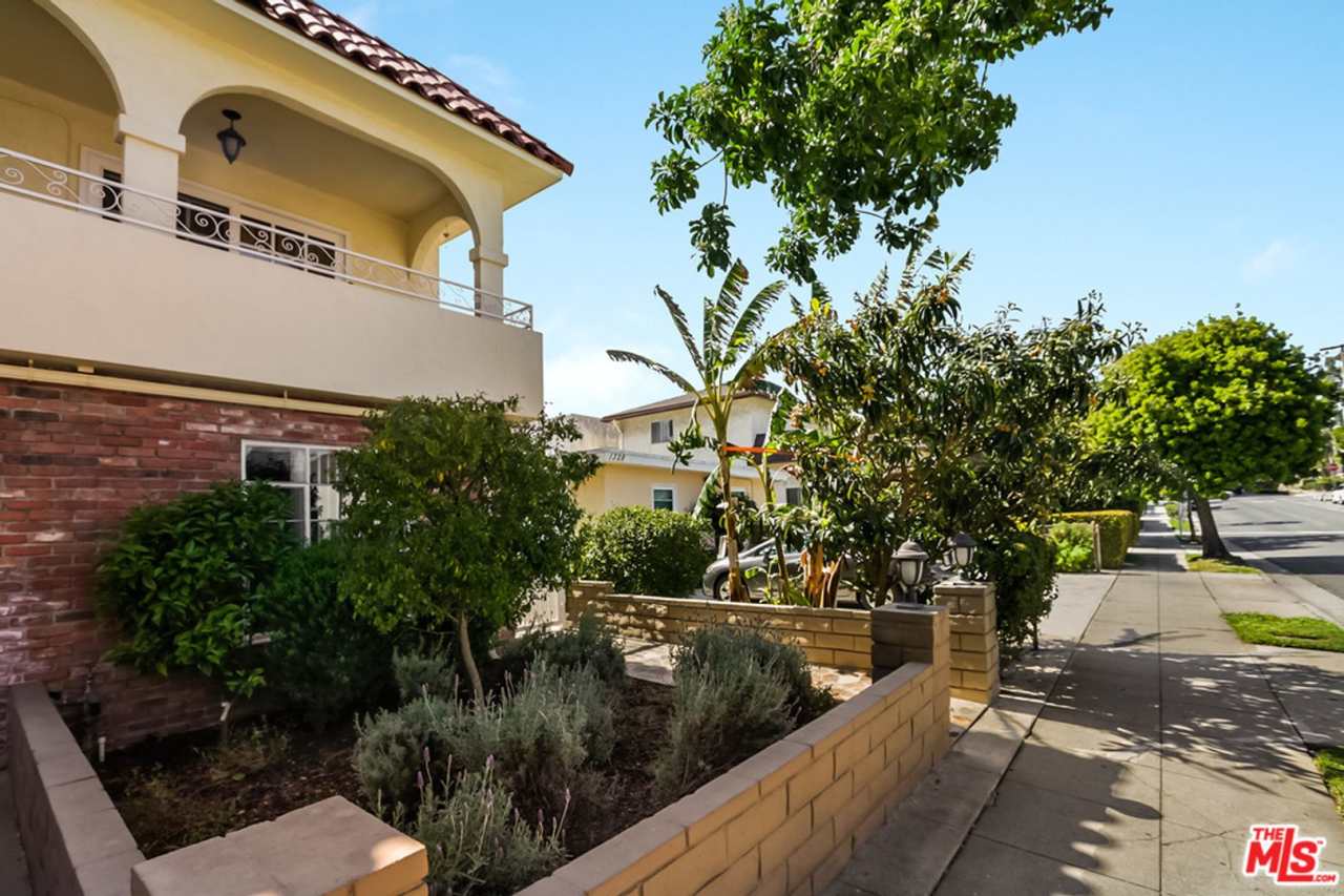 Beautifully Remodeled 2 Bed 1.5 Bath Santa Monica Condo Unit Available!! Won't Last!!