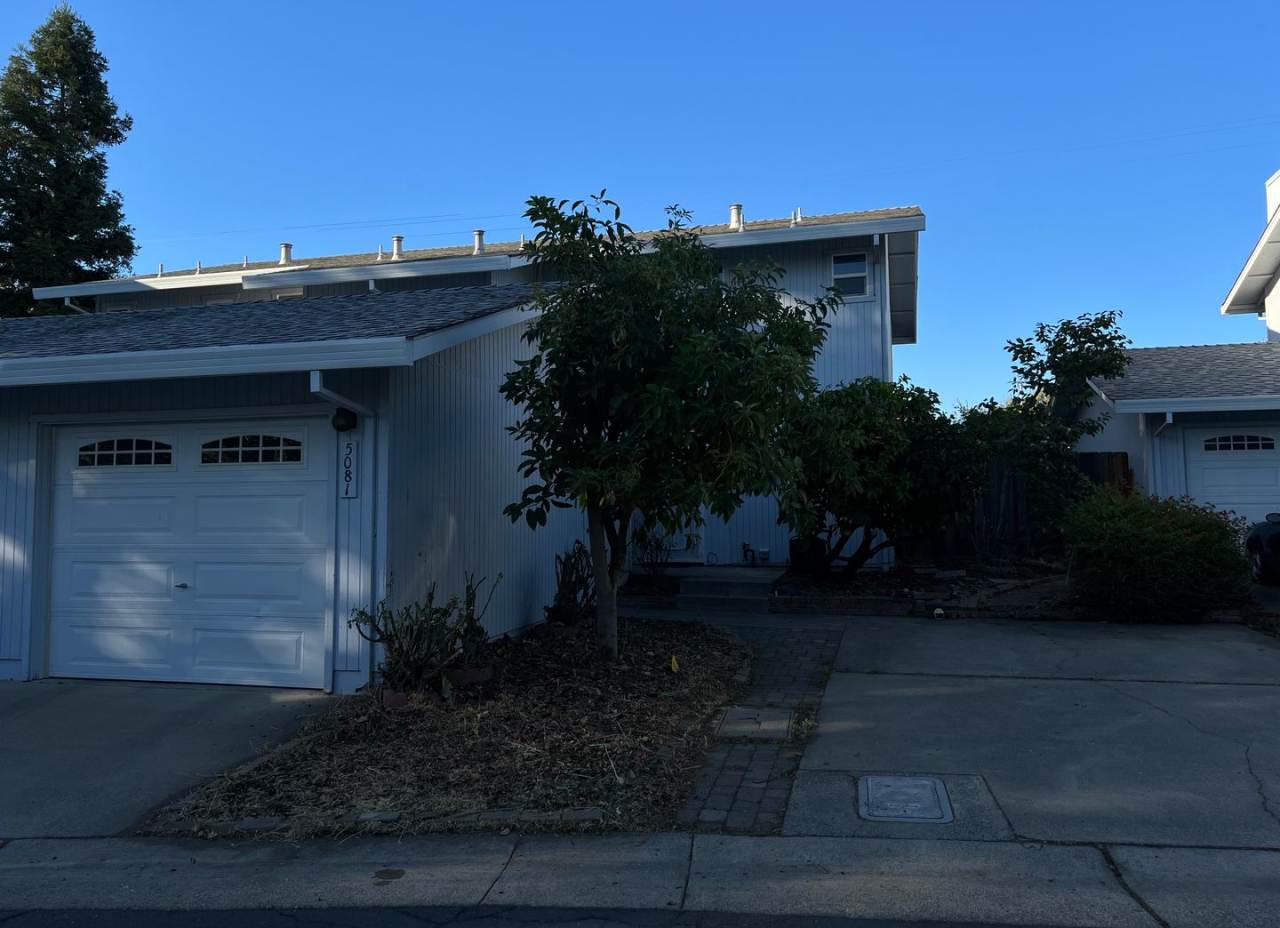 New Price $2,100.00 South Davis Townhome On Veranda Terrace, 3+1.5, Garage, Small backyard, Fruit trees.