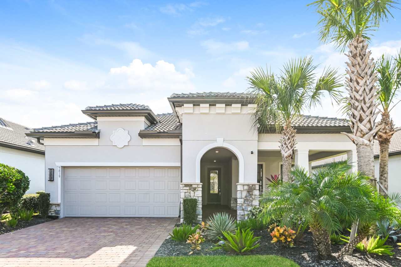Luxury Turnkey 3BR + Den / 3BA Pool Home in Greyhawk at Golf Club of the Everglades