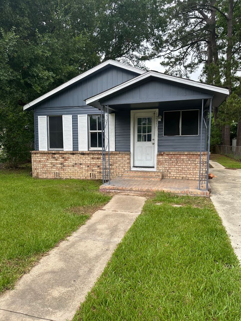 4-bedroom, 2 bathroom home AVAILABLE NOW!