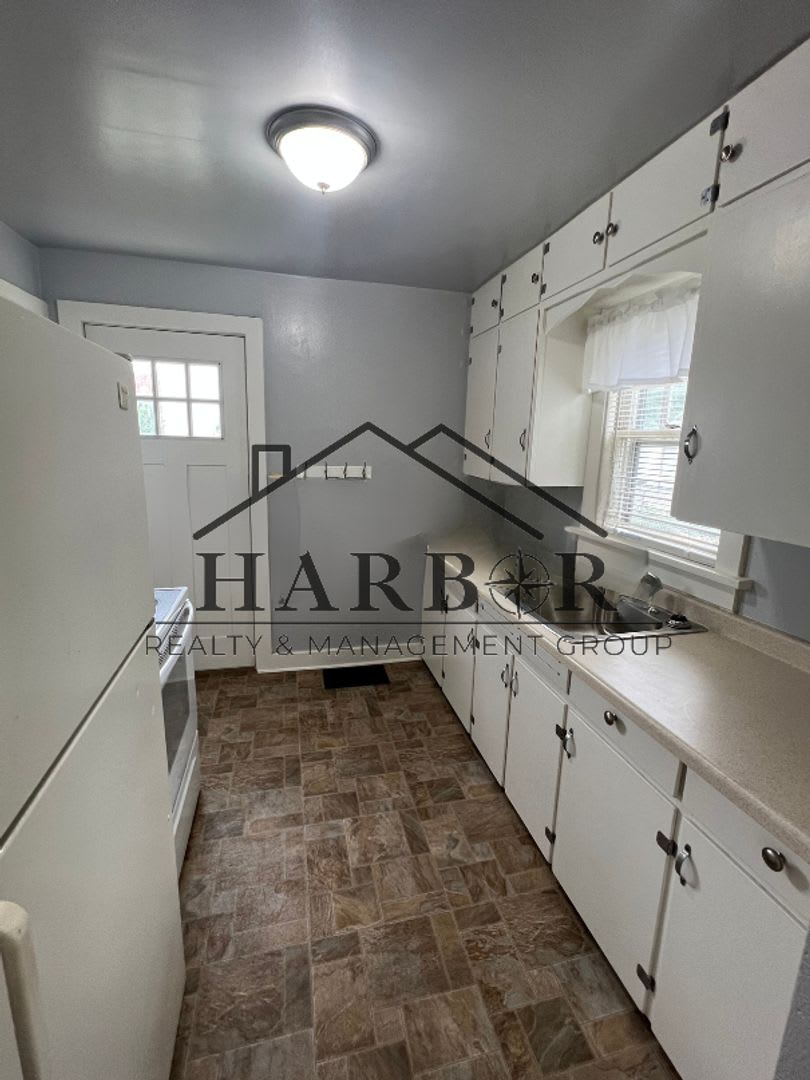 Bright and Comfortable Living!