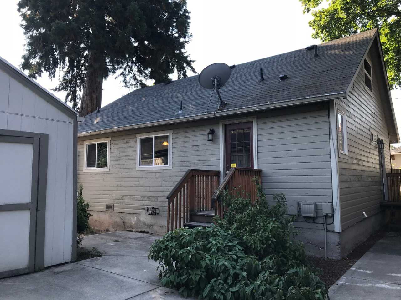 2x2 with Loft! Walk to Harney Elementary! Easy Freeway Access!