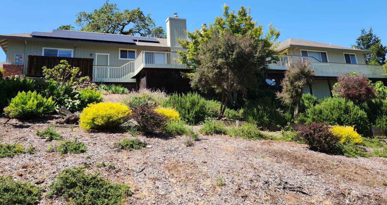 "Must See" w/beautiful views 3 bedroom, 2.5 bath House in Oakmont 55+ community