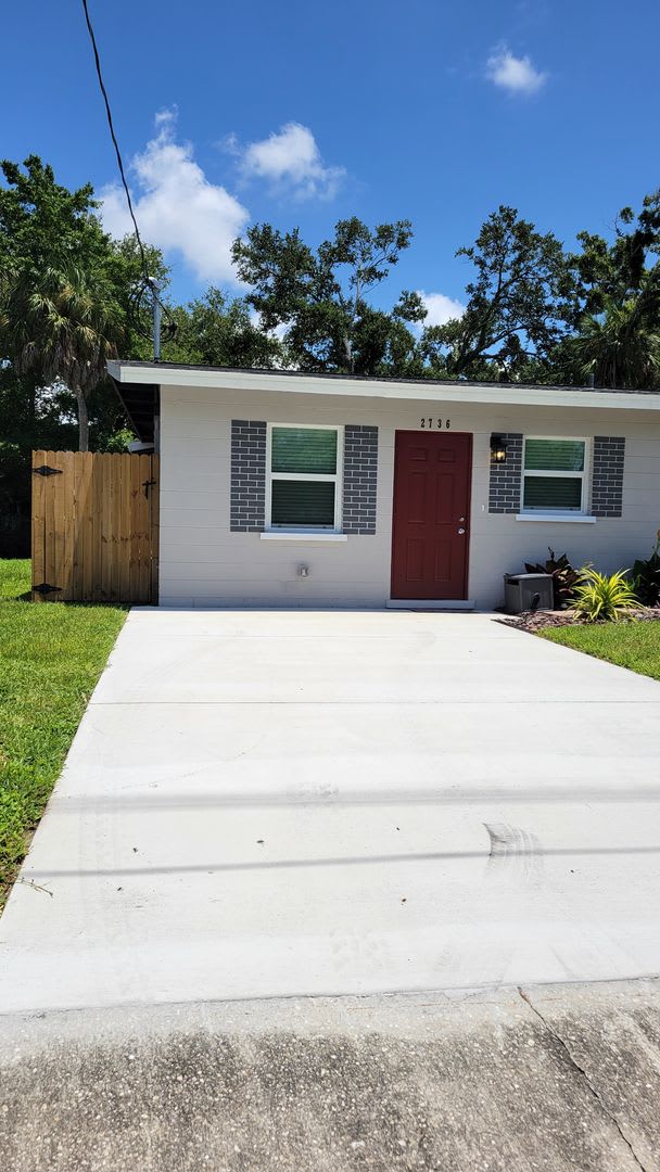 PENDING LEASE-Annual UNfurnished TOTALLY renovated 2/2 half duplex in Sarasota