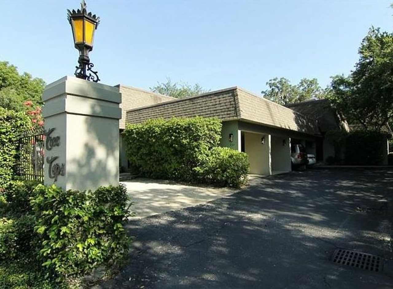 Beautifully updated 2 bedroom 2.5 bath townhome in highly desirable Lake Ivanhoe!