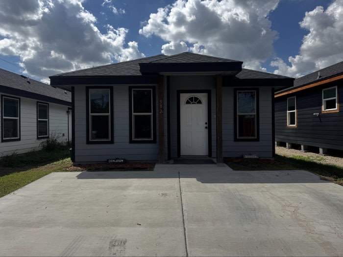 512 East Los Torritos Street