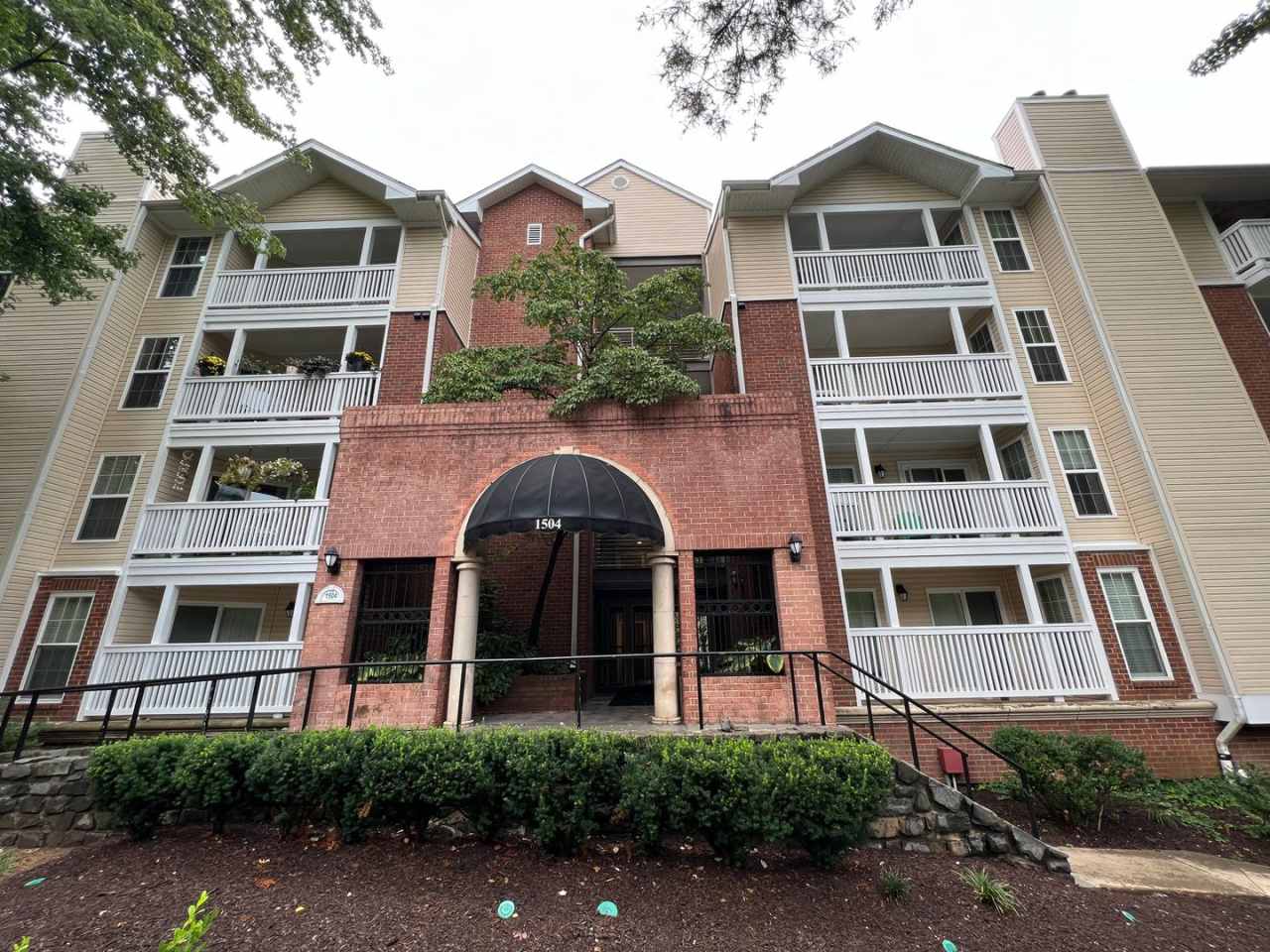 Charming 1 Bed 1 Bath Unit With Private Balcony In The Fountains At McLean - Water Included