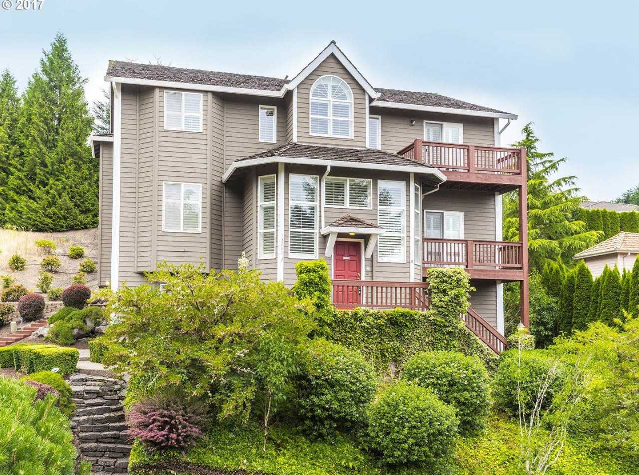 Immaculate 4 bedroom, 3.5 bathroom, tri-level Home in Tigard!! Expansive Views, Office space, Game and Entertainment Room