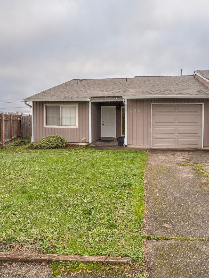 Hillsboro Duplex- 2 Bedroom 1 bathroom with fenced in yard available !