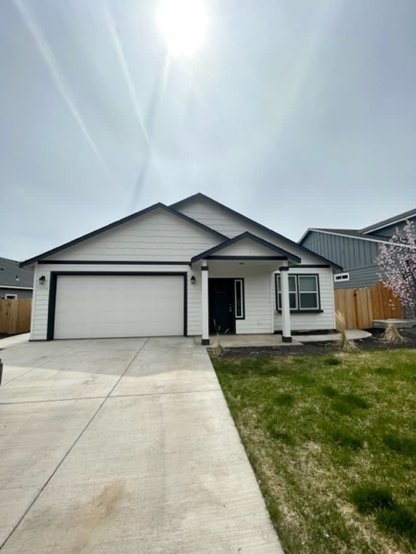 Beautiful like new 3 bedroom Hayden home in Prineville!