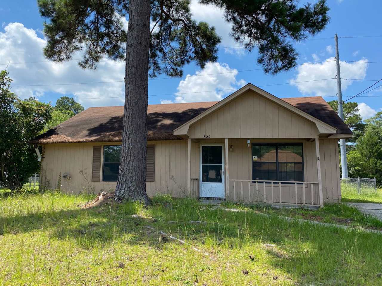 Ridgewood Subdivision Gem: 3-Bedroom Home with Fenced Yard.
