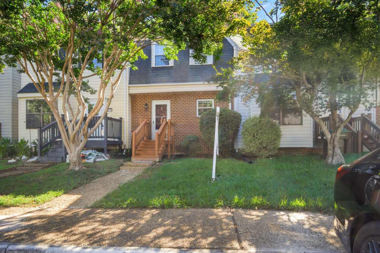 Inviting Skiffes Creek Townhome in Williamsburg – Don’t Miss Out!