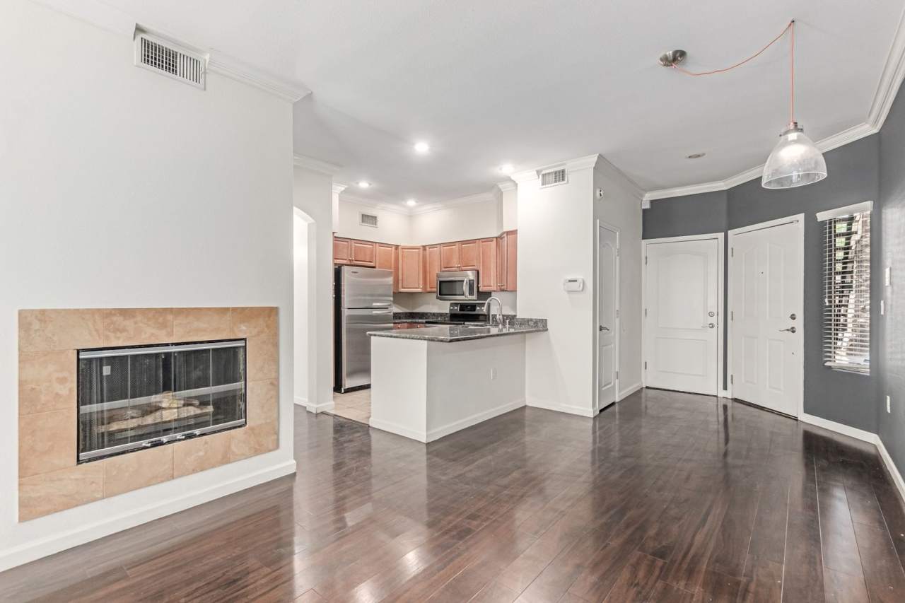 STUNNING UPDATED 1 BED / 1 BATH BILTMORE AREA CONDO