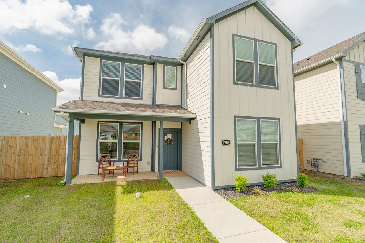 Immaculate 4-bedroom 3.5 bath Home in Fayetteville! Shorter lease options available!