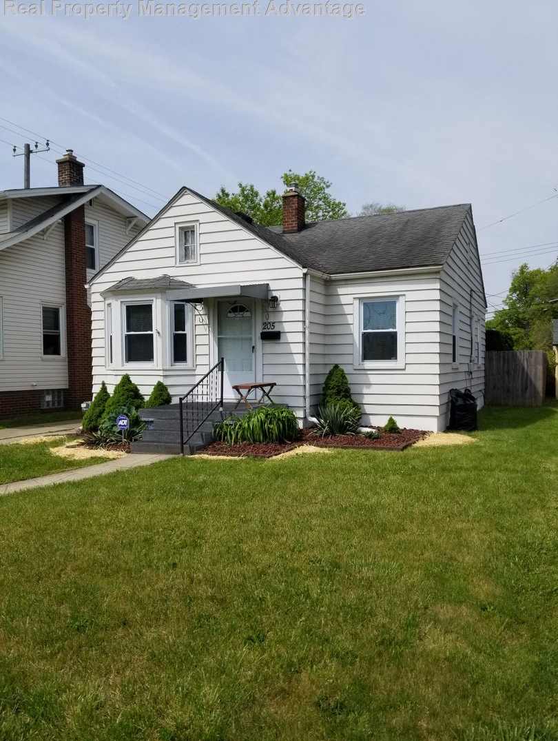 Meticulously Maintained 2 Bedrooms and 1.5 Bathrooms in Ferndale!