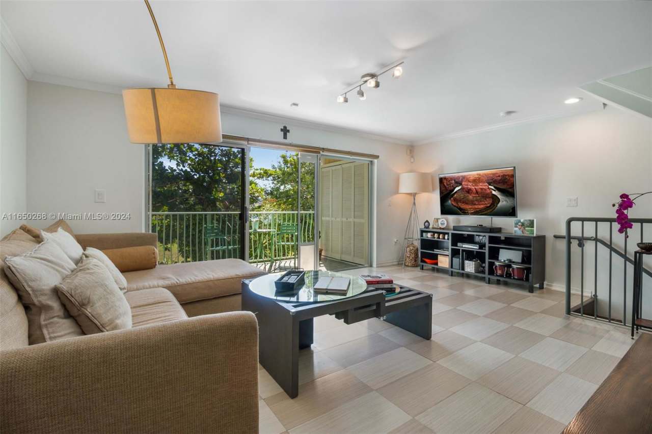 978 Northwest North River Drive