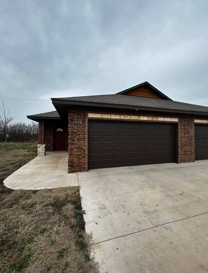 3br 2ba duplex with 2 car garage!