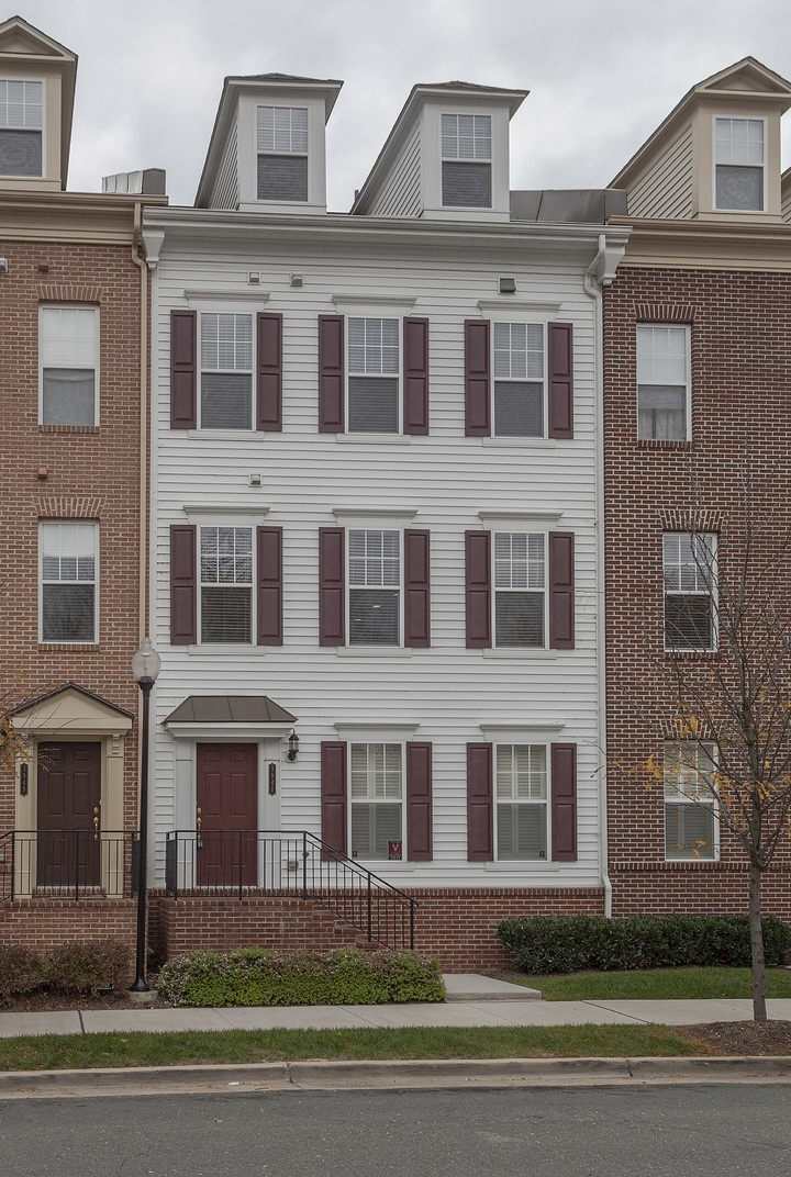 Gorgeous Townhome/Great Location!